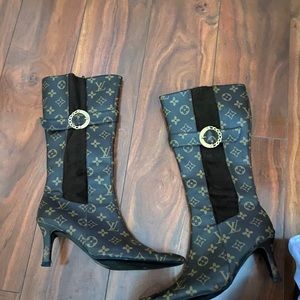 LV brown boots. Size8